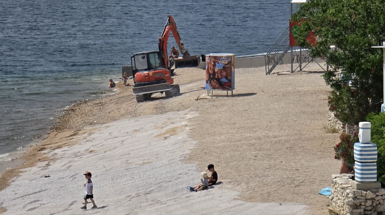 Bager uređuje Banj: More nakratko pobijelilo, ali kupače nije otjeralo s plaže