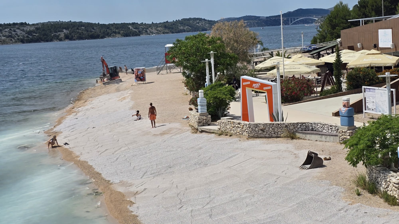 Bager uređuje Banj: More nakratko pobijelilo, ali kupače nije otjeralo s plaže