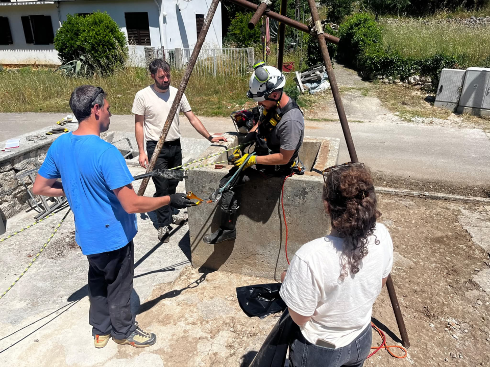Zlarinjani zasukali rukave: U bunaru pronašli stare madrace, kolica i plastiku 
