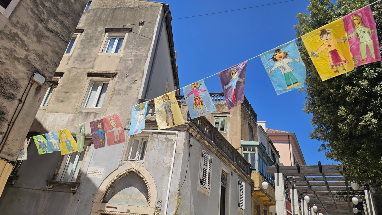 Kad se Šibenikom zavijore zastavice s dječjim crtežima, znamo što nam je 'iza ugla'