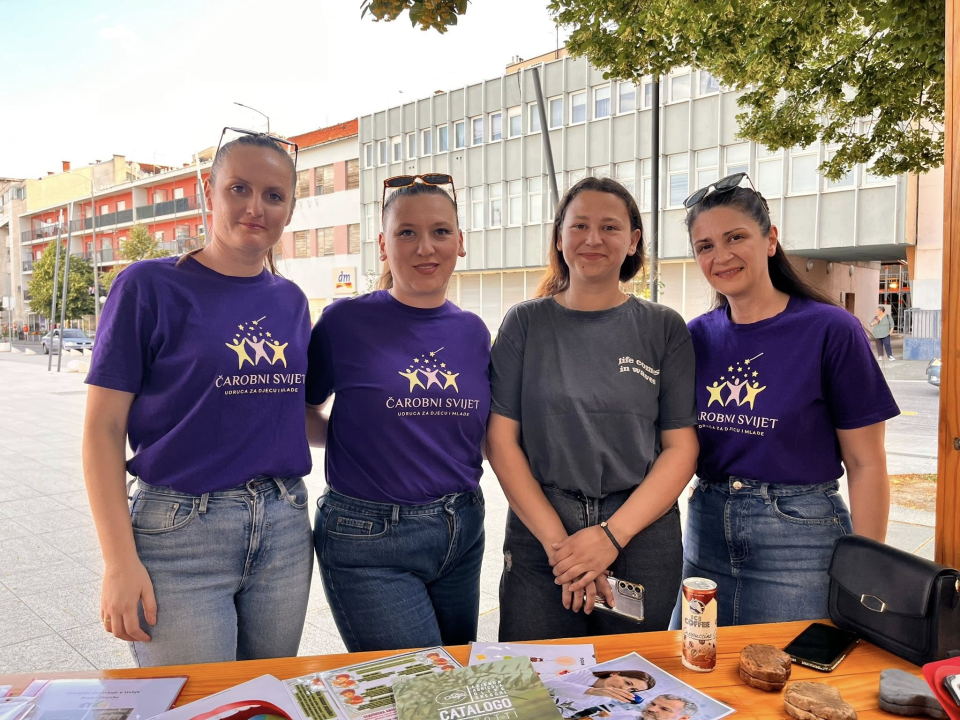 Održan tradicionalni Sajam udruga na središnjem gradskom trgu u Kninu