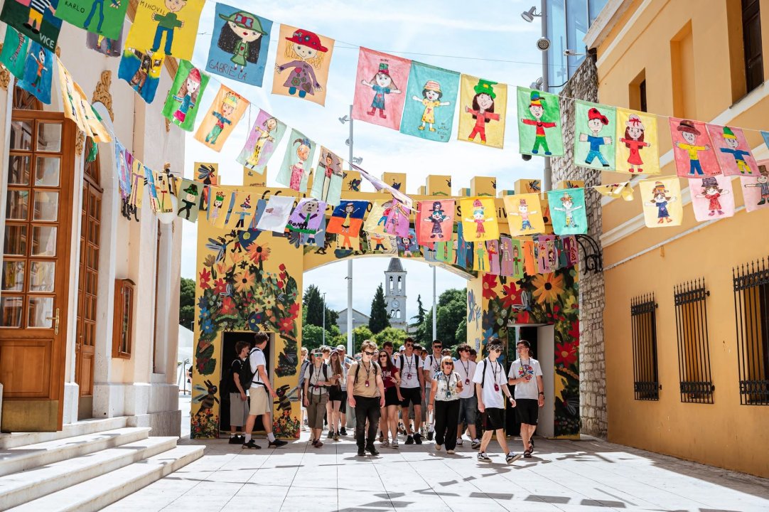 Postavljena festivalska vrata