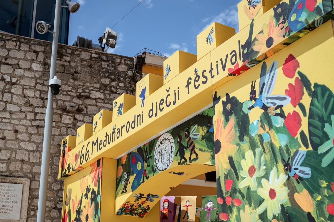 Postavljena festivalska vrata