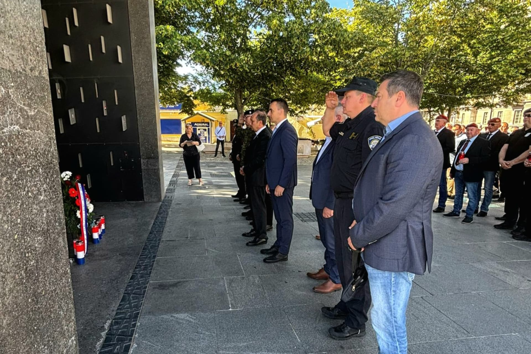 Polaganjem vijenaca na središnjem kninskom trgu obilježen Dan grada Knina