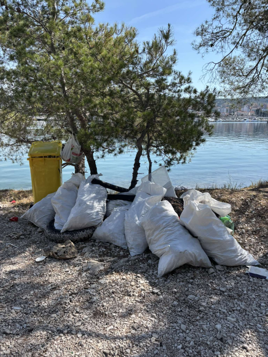 Smeće s pogledom na Šibenik: Volonteri vrijedno čiste, a otpad u uvali Dumboka opet se gomila
