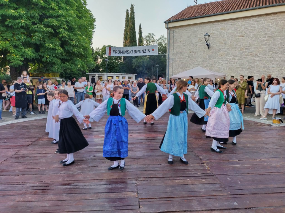 Održan 8. Prominski bronzin u Oklaju: Obilje dobre hrane, pjesme, smijeha i druženja