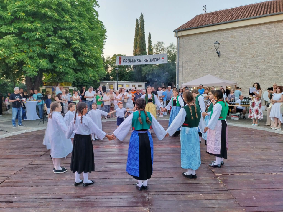 Održan 8. Prominski bronzin u Oklaju: Obilje dobre hrane, pjesme, smijeha i druženja