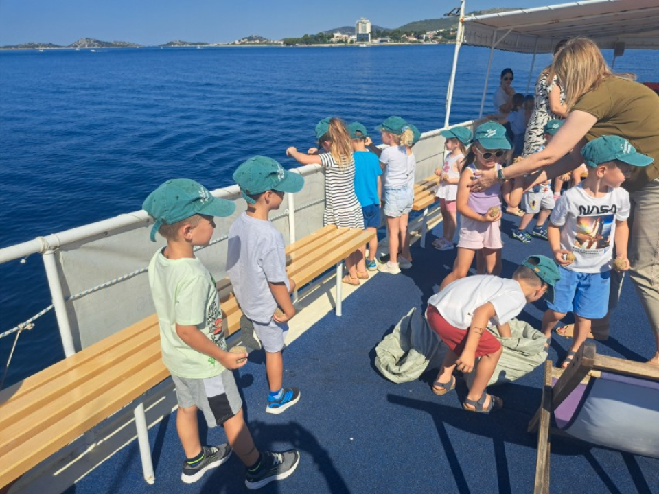 Mališani iz Vodica bacili 750 EM bio-kugli u vodički akvatorij