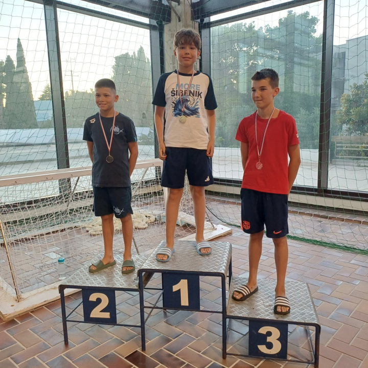 Plivački klub More sezonu završio sa sedam medalja, Luka Šupe prvak Dalmacije na 100 m delfin