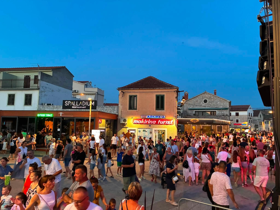 Tradicionalne Trke tovara održane u Pirovcu: Posjetitelji se zabavljali uz hitove legendarnog Miše Kovača