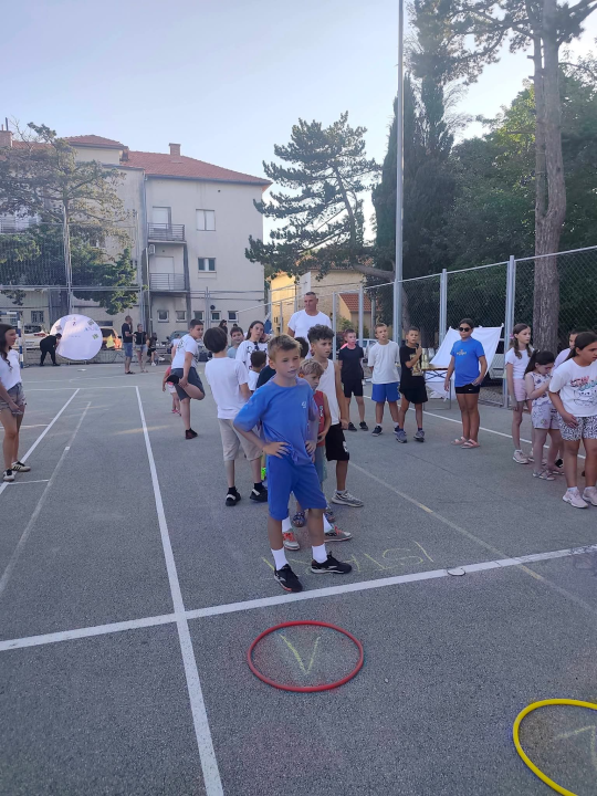 Djeca zamijenila ekrane laštikom, štafetom, vrećama, graničarom...: U Oklaju čuvaju legendarne igre od zaborava