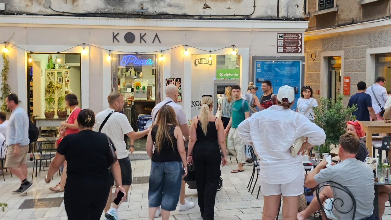 Kao i uvijek, oblaci promijenili planove turista: Umjesto plaže, pohrlili u grad