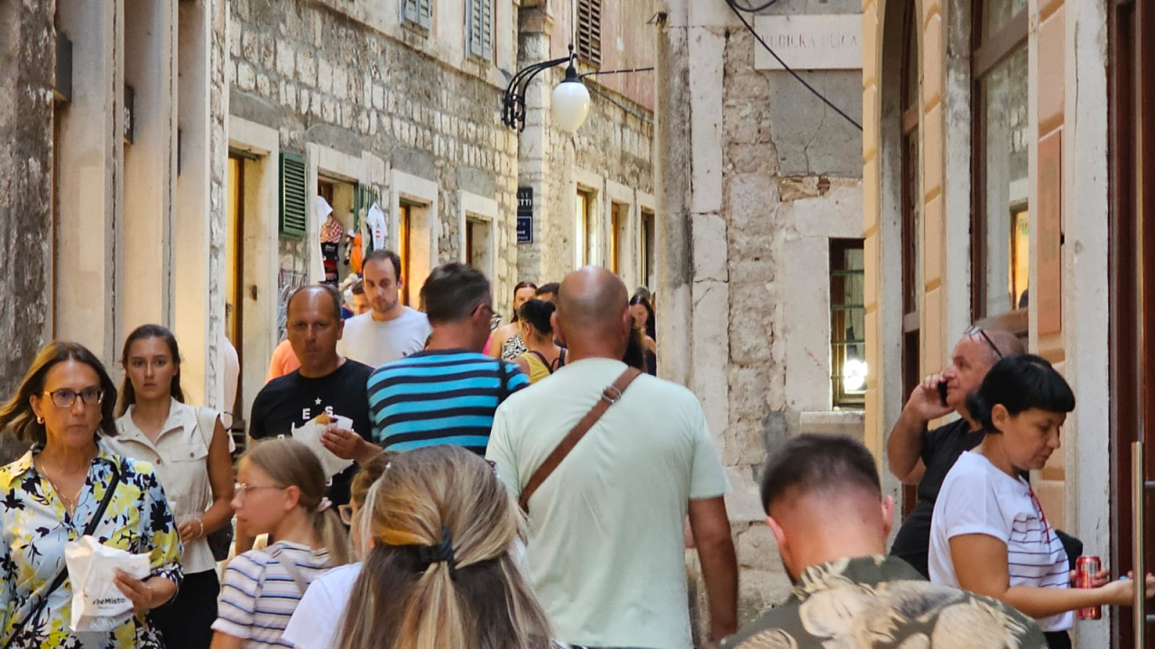 Kao i uvijek, oblaci promijenili planove turista: Umjesto plaže, pohrlili u grad