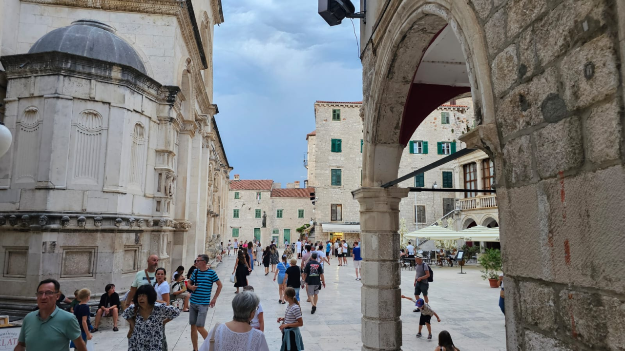 Kao i uvijek, oblaci promijenili planove turista: Umjesto plaže, pohrlili u grad