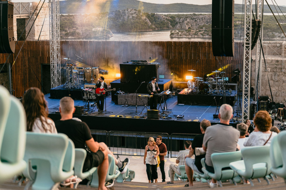 Publika čak tri puta vraćala Thievery Corporation na pozornicu Tvrđave sv. Mihovila