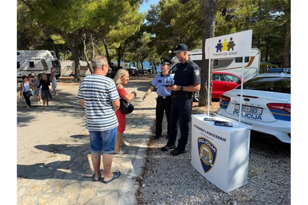 FOTO Šibenski plavci sa stranim kolegama educirali turiste u Jezerima, Primoštenu i Šibeniku