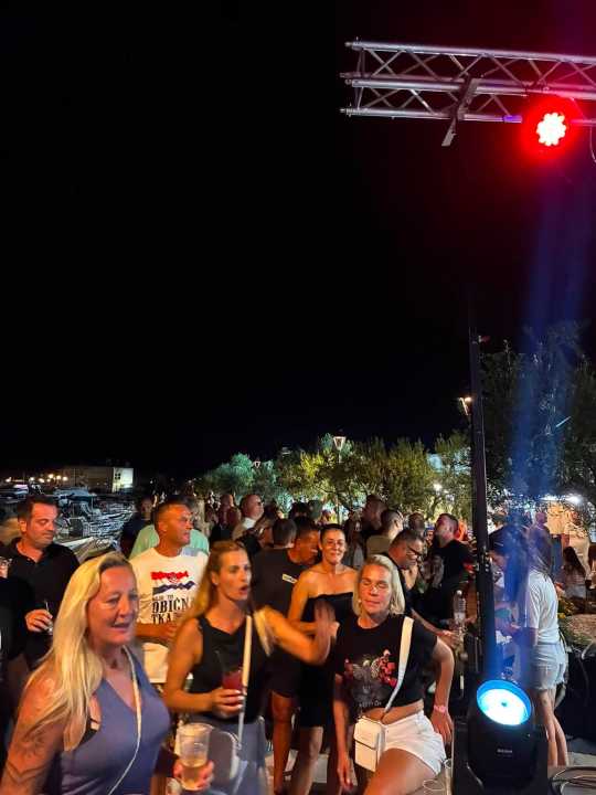 Pirovac svečano obilježio obljetnicu Oluje uz koncert Dalmatina, bakljadu i vatromet