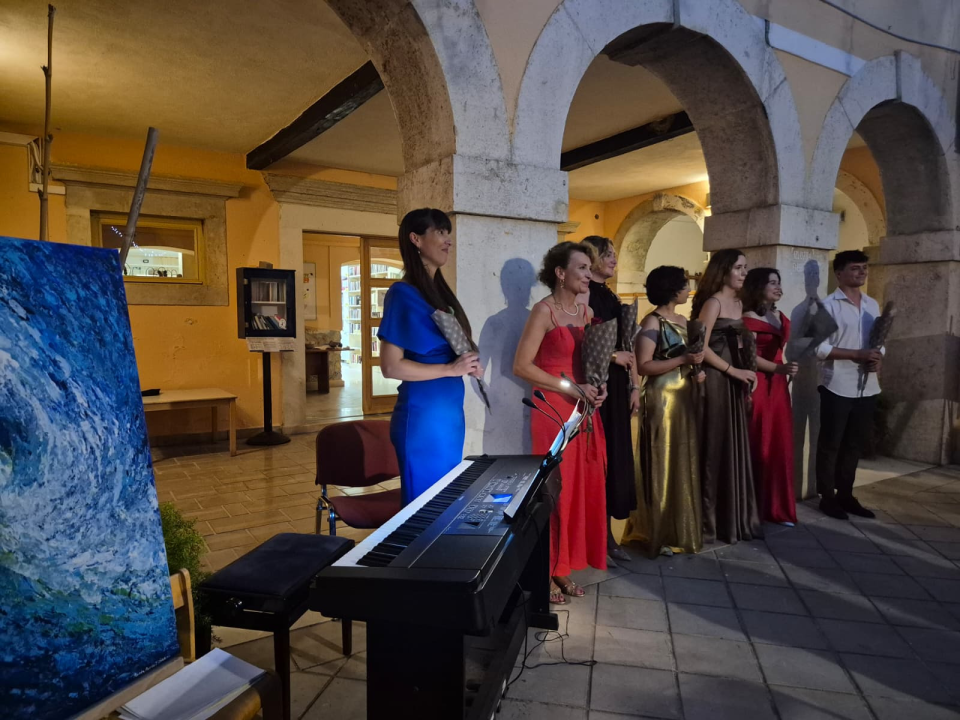 Mladi glasovi oduševili Tisno: Ljetna škola solo pjevanja završila velikim koncertom