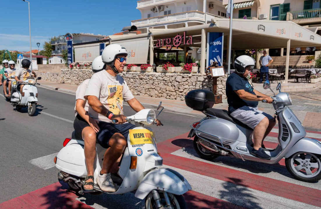 Kad 200 Vespi zajedno zagrmi: Vodičani i turisti oduševljeno pratili veliki defile