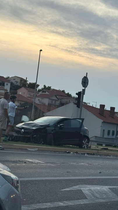 Sudar dvaju vozila na ulazu u Šibenik u Njivicama, dvije osobe zatražile liječničku pomoć