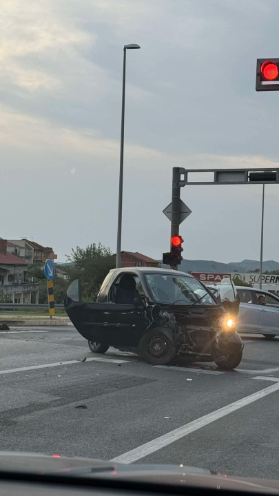 Sudar dvaju vozila na ulazu u Šibenik u Njivicama, dvije osobe zatražile liječničku pomoć