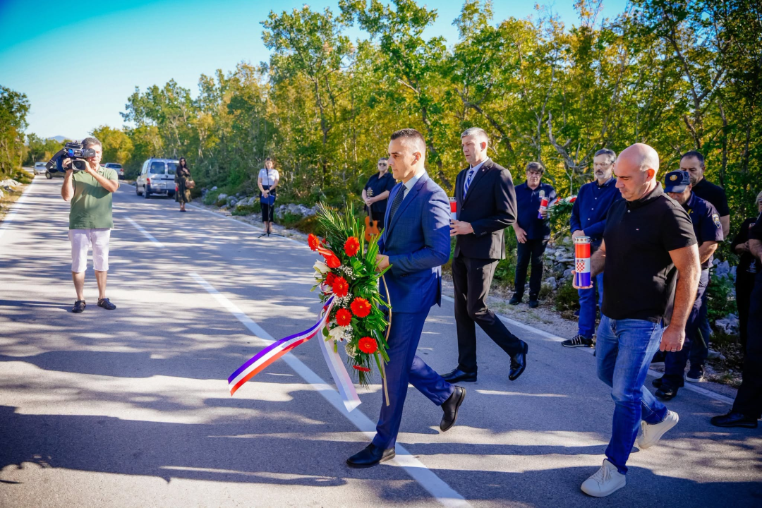 Polaganjem vijenaca obilježena 35. obljetnica stradanja branitelja i civila u Puljanima i Oklaju