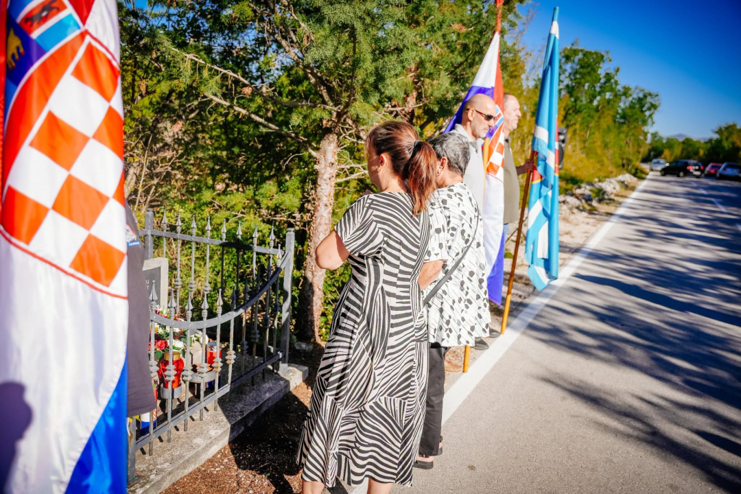 Polaganjem vijenaca obilježena 35. obljetnica stradanja branitelja i civila u Puljanima i Oklaju