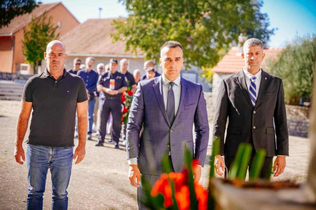 Polaganjem vijenaca obilježena 35. obljetnica stradanja branitelja i civila u Puljanima i Oklaju
