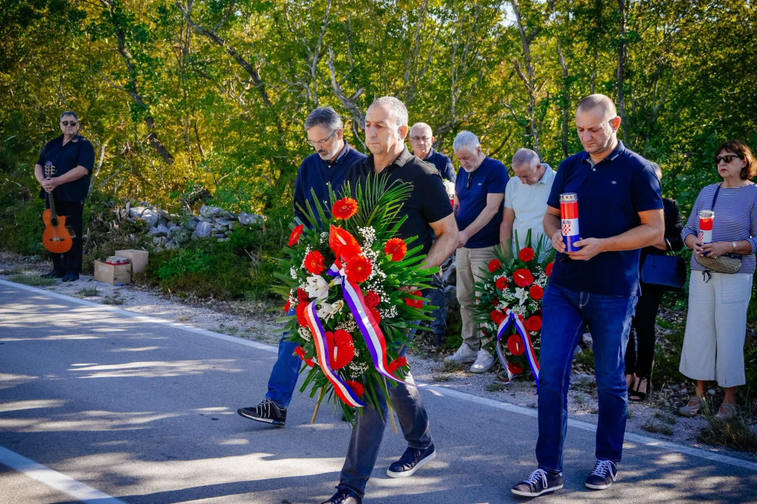 Polaganjem vijenaca obilježena 35. obljetnica stradanja branitelja i civila u Puljanima i Oklaju