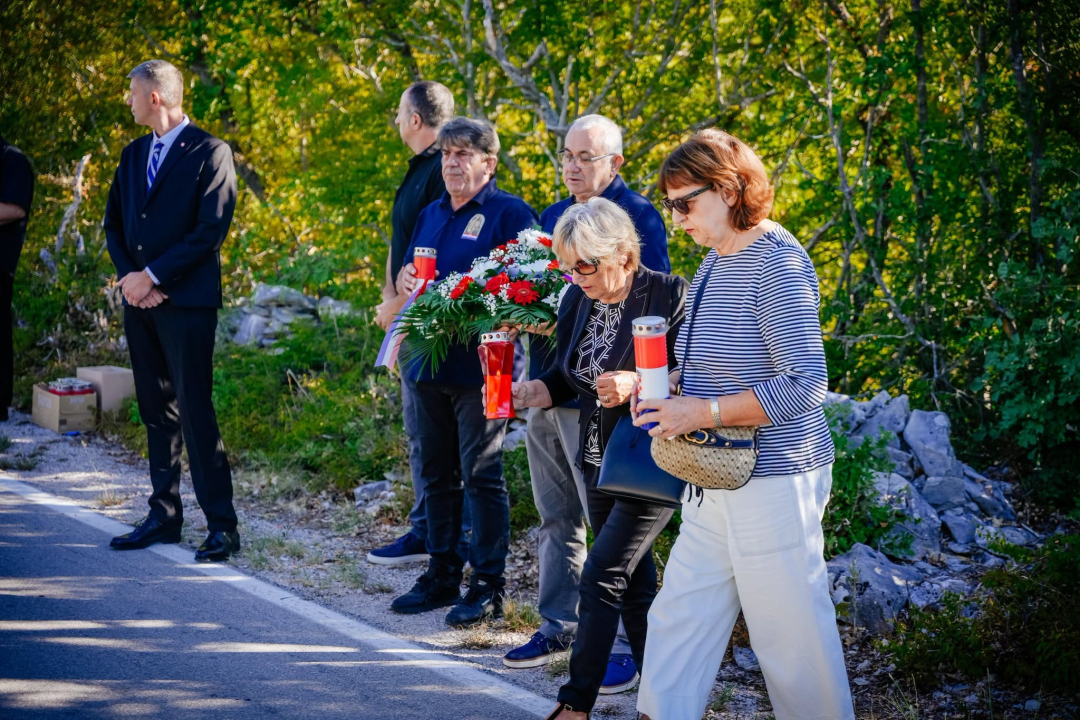 Polaganjem vijenaca obilježena 35. obljetnica stradanja branitelja i civila u Puljanima i Oklaju
