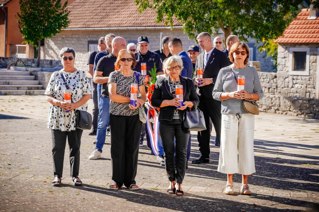 Polaganjem vijenaca obilježena 35. obljetnica stradanja branitelja i civila u Puljanima i Oklaju