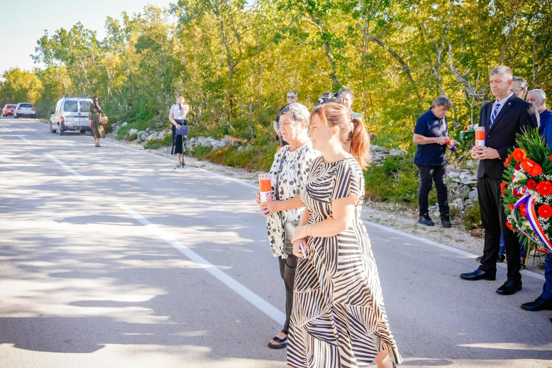 Polaganjem vijenaca obilježena 35. obljetnica stradanja branitelja i civila u Puljanima i Oklaju