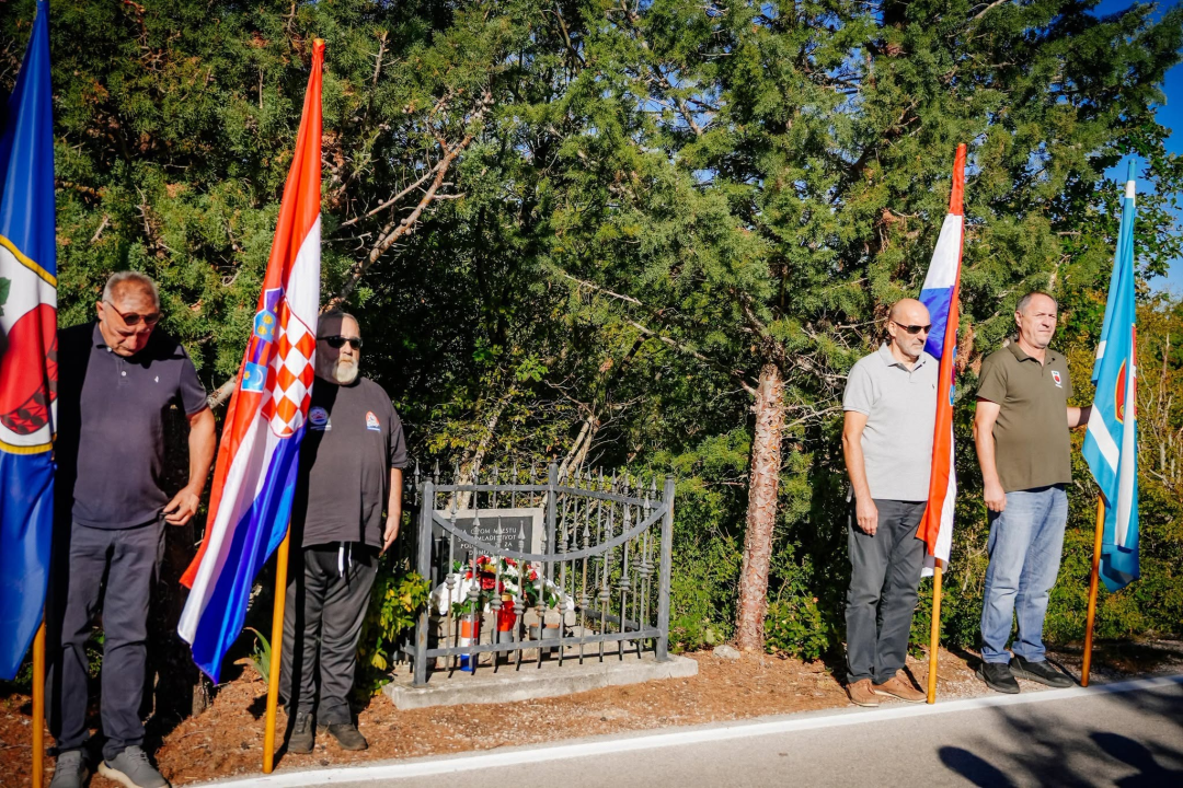 Polaganjem vijenaca obilježena 35. obljetnica stradanja branitelja i civila u Puljanima i Oklaju