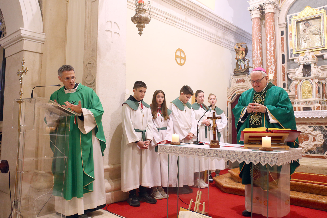 Šibenski biskup Tomislav Rogić u sklopu pastirskog pohoda posjetio župe Jadrtovac i Vrpolje
