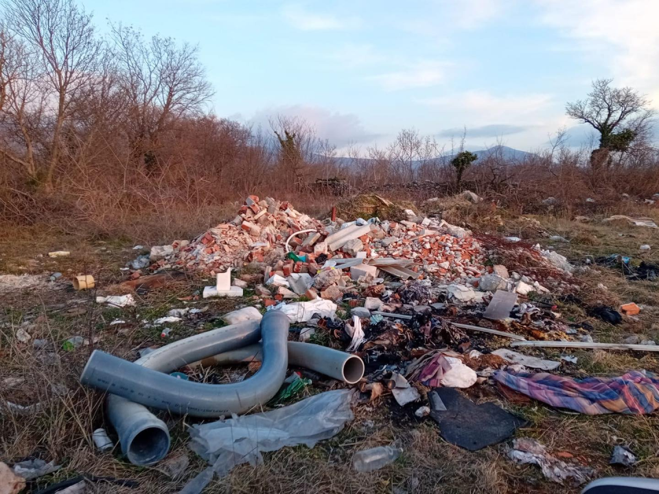 Netko je u okolici Drniša napravio malo ilegalno odlagalište otpada