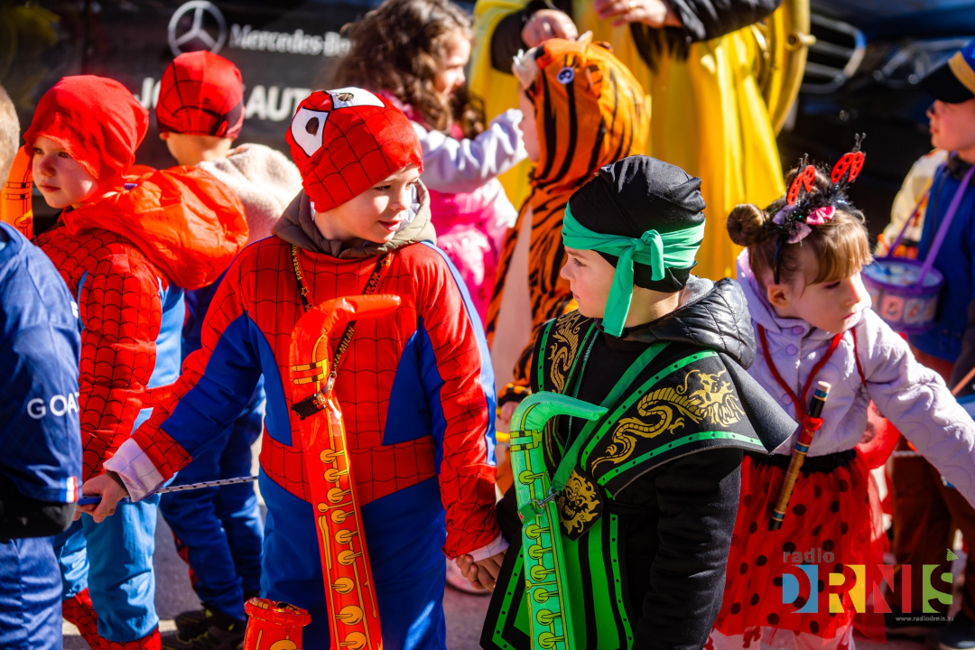 Šarenilo dječje maškarane povorke preplavilo Drniš