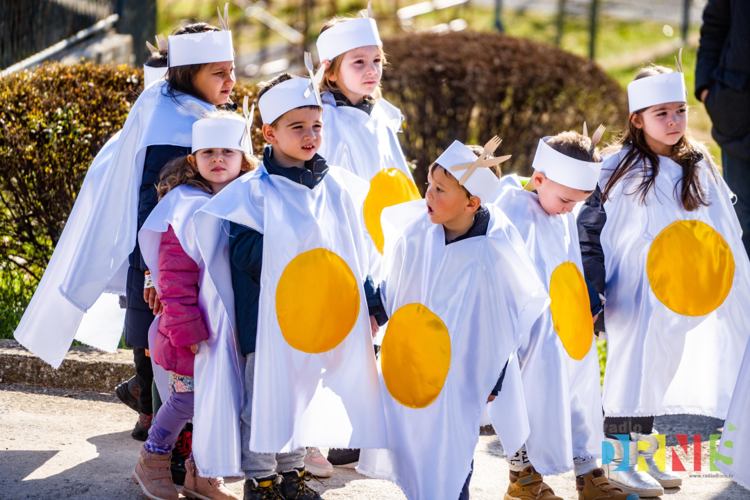 Šarenilo dječje maškarane povorke preplavilo Drniš