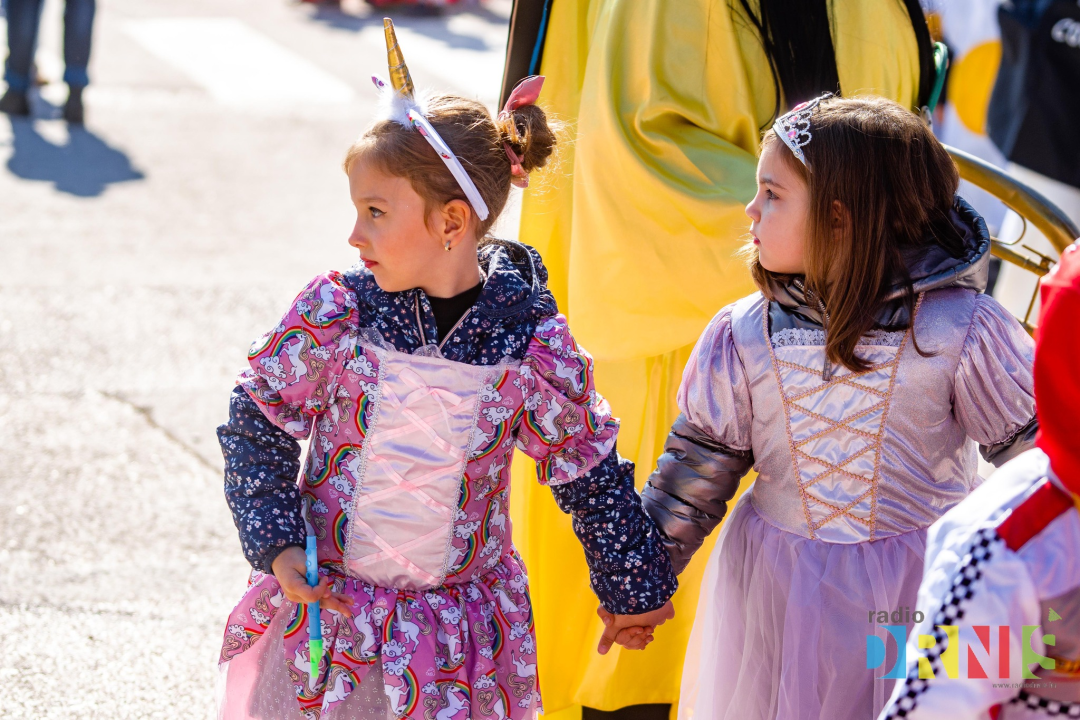 Šarenilo dječje maškarane povorke preplavilo Drniš