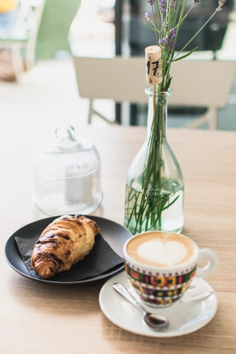 Priuštite si prekrasne trenutke na prozračnoj terasi Pomalo Bistro &amp; Bara u Žaboriću! 