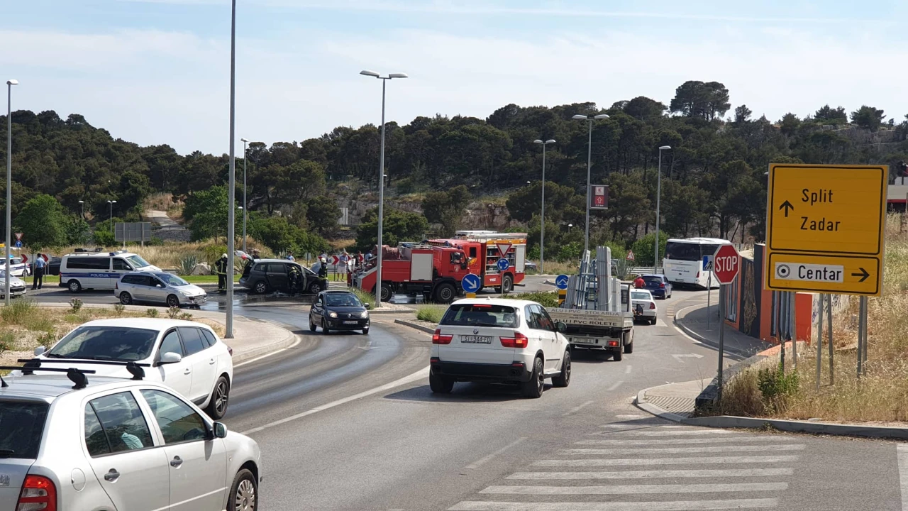 Zapalio se automobil u kružnom toku na Meterizama: 'Svi su izašli na vrijeme'