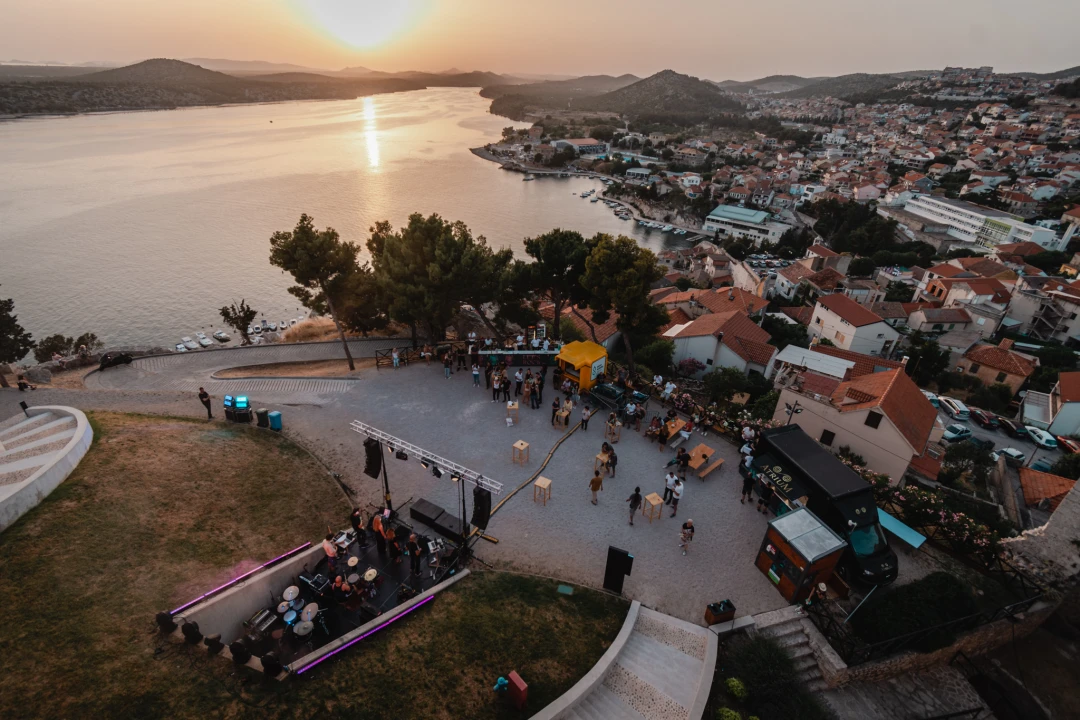 Šibenski bendovi Magul i The Fogsellers rasplesali publiku na drugom danu Let’s Rock festivala na sv. Mihovilu