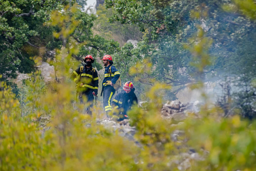 Nakon cijelog dana lokalizirani požari kod Perkovića: Gorjelo na 107 hektara terena