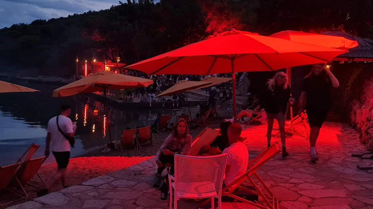 Ljeto je malo popustilo, ali u Tisnom se i dalje pleše: 'Engleza na Gardenu ima ko Rusa'