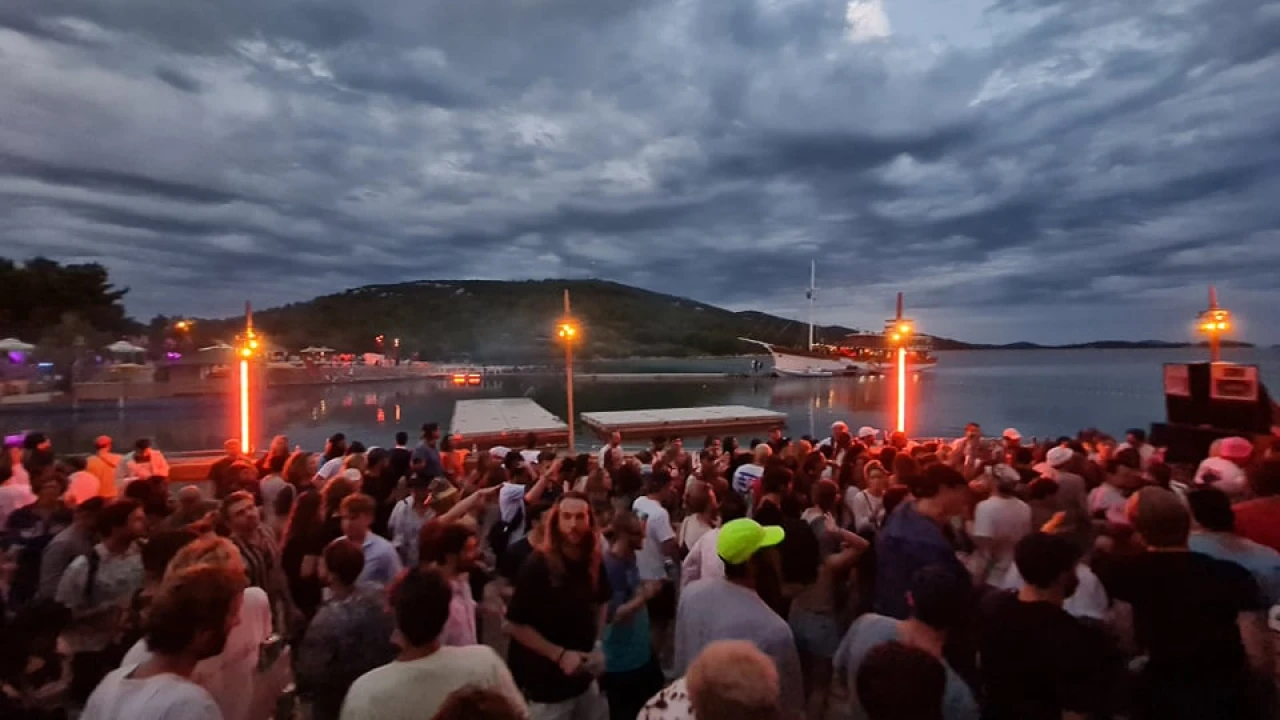Ljeto je malo popustilo, ali u Tisnom se i dalje pleše: 'Engleza na Gardenu ima ko Rusa'