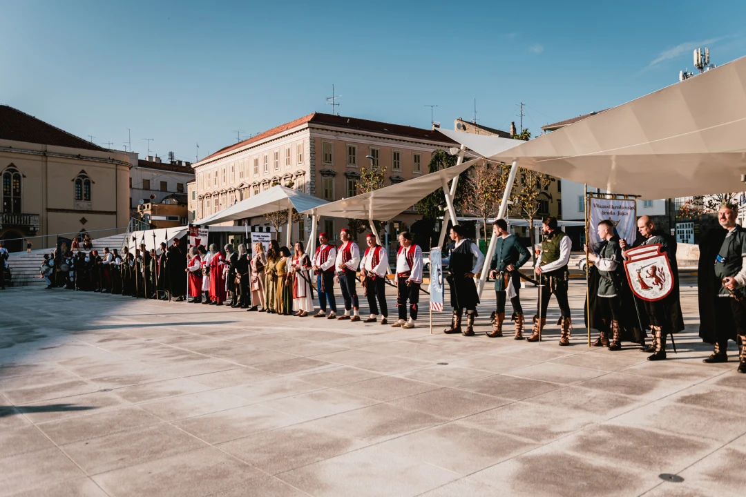 Šibenik se vratio u srednji vijek: Gradska straža i vitezovi kod katedrale ‘upali’ na vjenčanje!