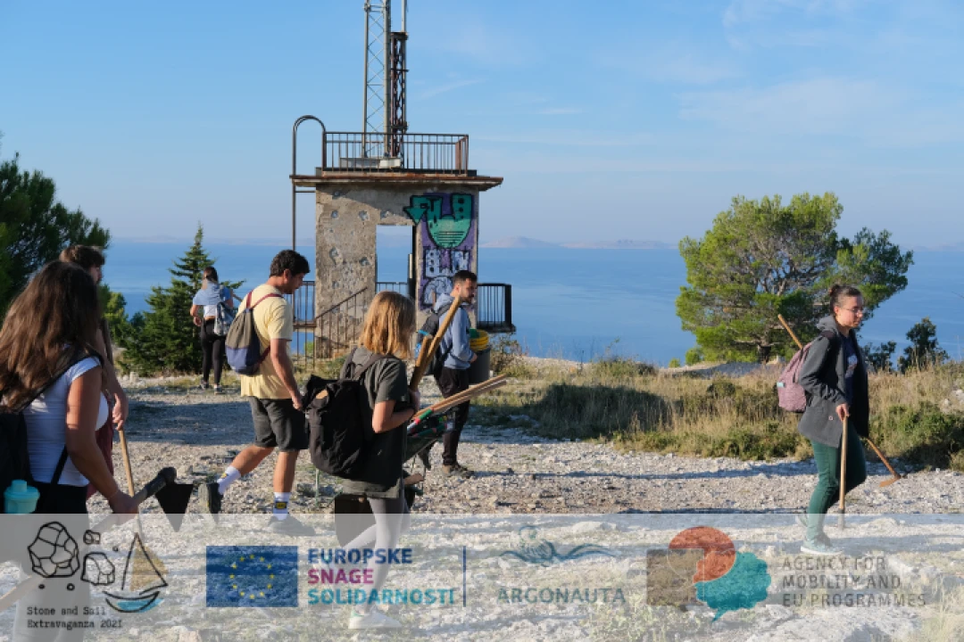 Mladi iz europskih zemalja mjesec dana radili na Murteru: Iza njih ostale nove pješačke staze i prebojane klupe