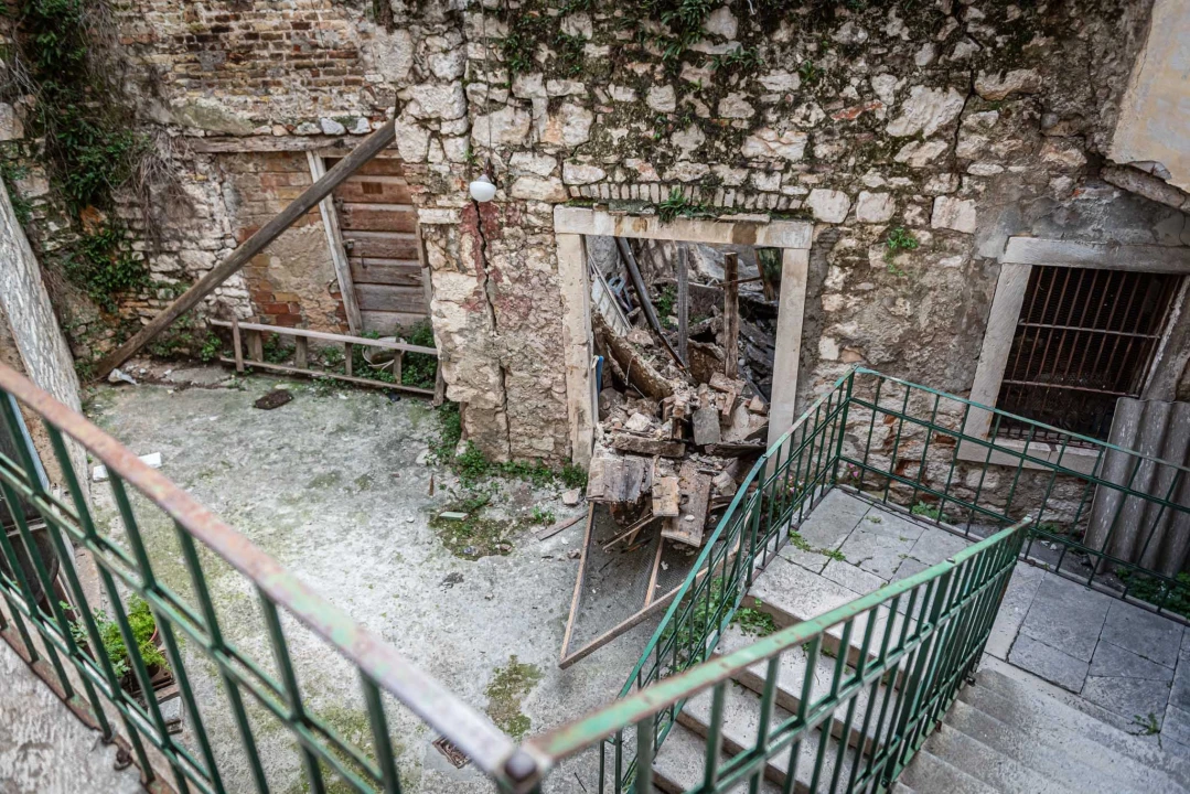 Urušio se dio stare kamene kuće u gradskoj jezgri: 'Mislili smo da je potres, tužno je što centar grada ovako propada' 
