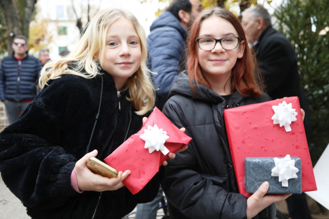 Pijat bakalara, čaša vina i muzika uživo: Pogledajte kako je danas bilo u parku na vodičkoj Poljani 
