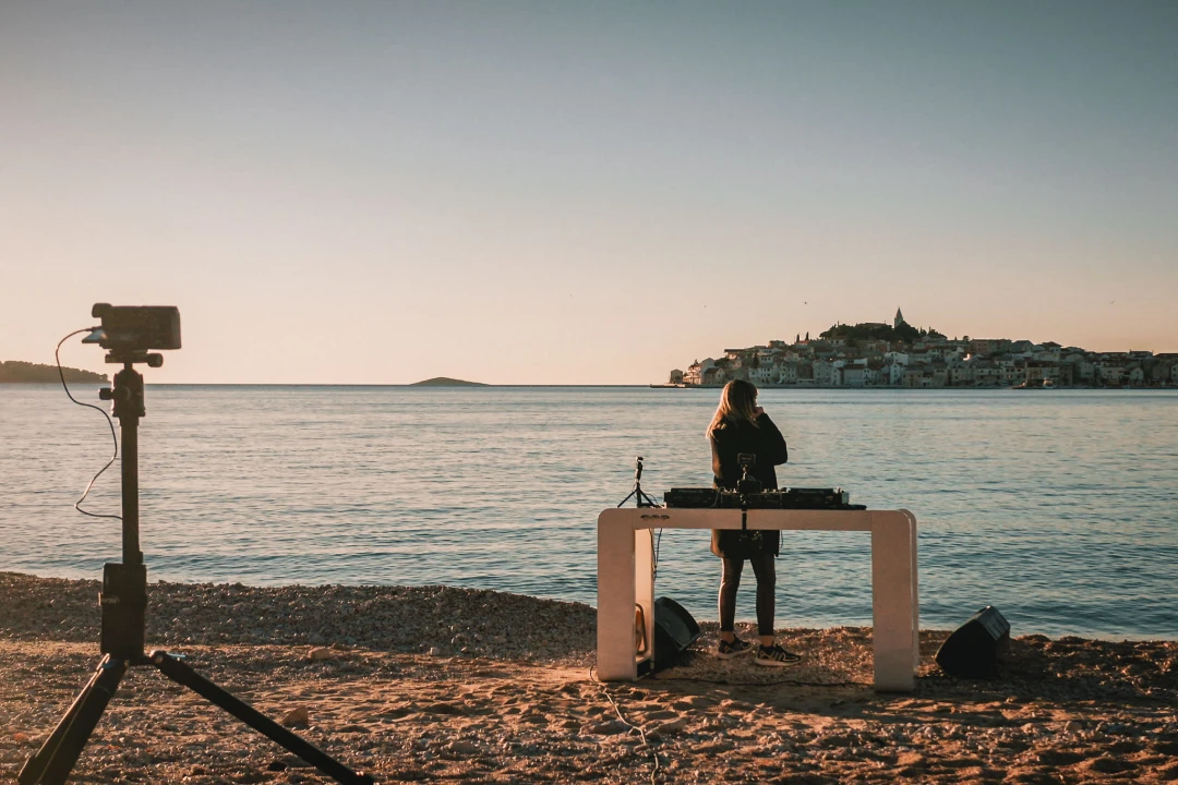 Nora Van Elken snimila set na primoštenskoj plaži, gledat će ga 10 milijuna pratitelja ‘Chill Nationa’