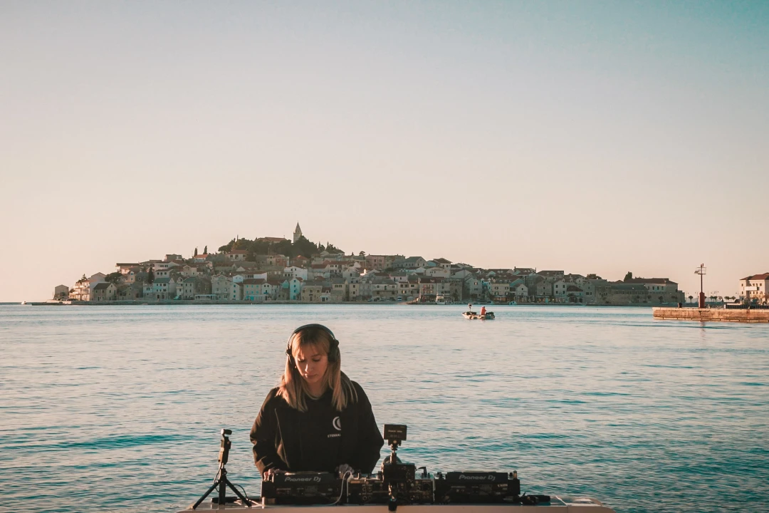 Nora Van Elken snimila set na primoštenskoj plaži, gledat će ga 10 milijuna pratitelja ‘Chill Nationa’